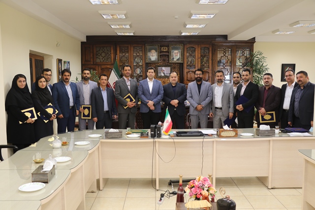 برگزار کنندگان جشنواره نوروزی شهرداری لاهیجان توسط فرماندار تجلیل شدند